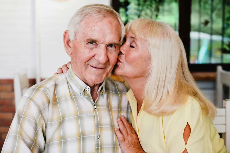 Cuplu în etate pozând veseli - Foto: Freepik/CC0