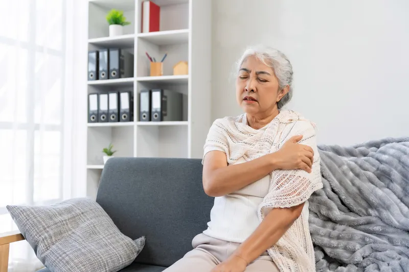 Pensionar supărat la pensie - Foto: Freepik