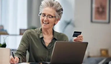 La ce oră iei, luni, pensia în funcție de banca unde ai cardul? Care pensionari vor avea o creștere de 200 lei • Newsweek România