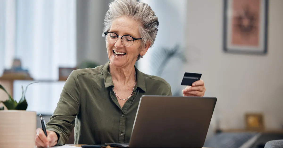 La ce oră iei, luni, pensia în funcție de banca unde ai cardul? Care pensionari vor avea o creștere de 200 lei • Newsweek România