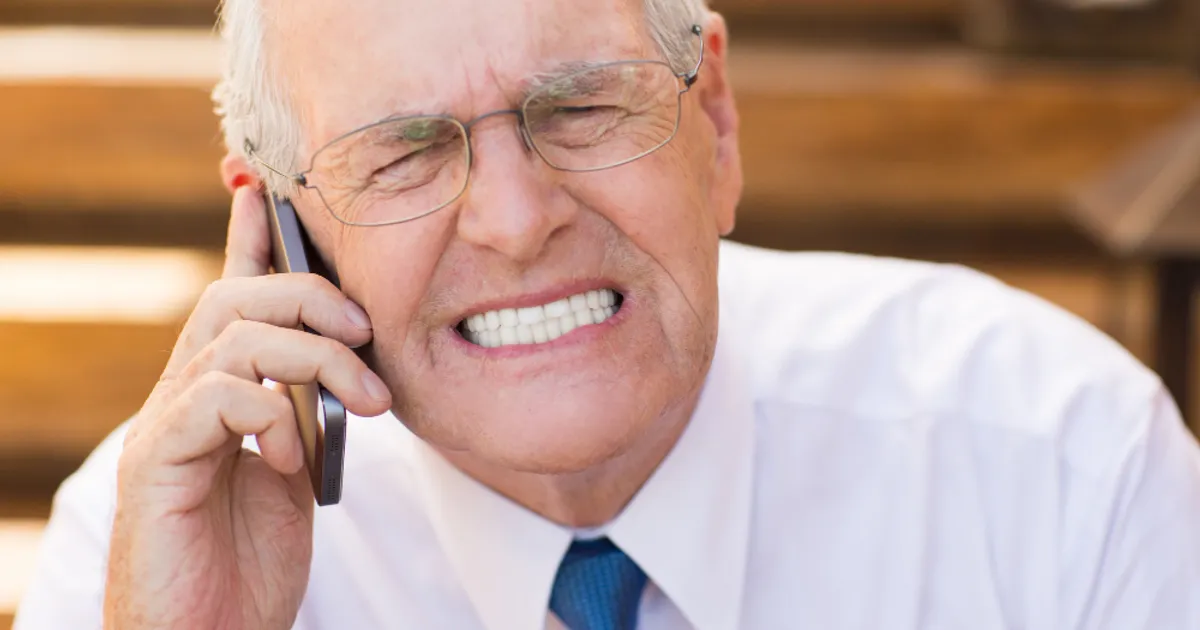 Escrocheria care l-a lăsat pe un pensionar fără bani. A primit un apel. La scurt timp, contul bancar era gol • Newsweek România