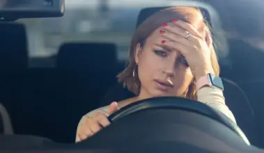 Funcţionarii în primărie calculează impozitul auto cu pixul. Cât plătești în funcție de motor • Newsweek România