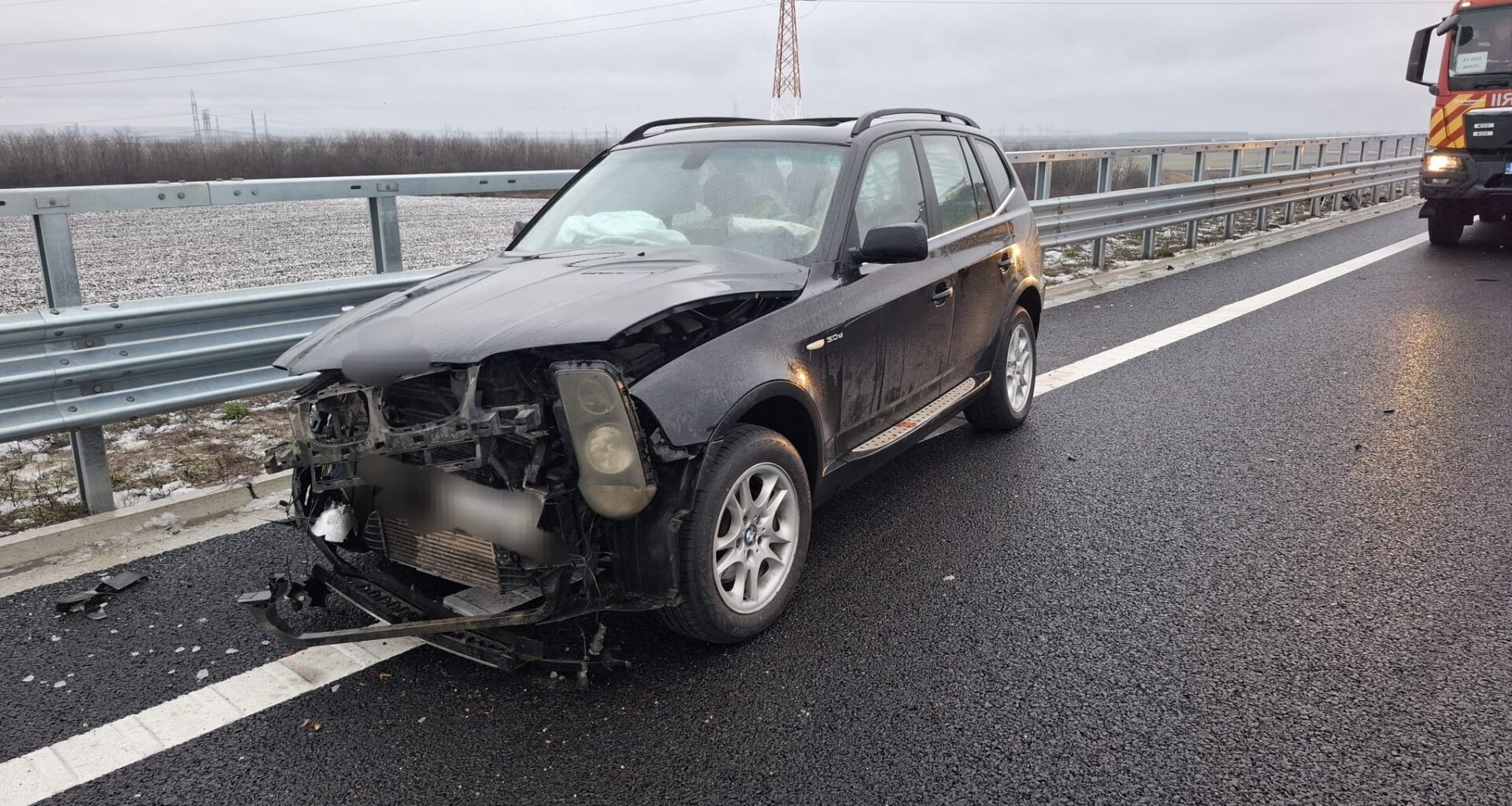 Un şofer s-a izbit de parapeţii de pe DEx12 în încercarea de a depăşi utilajele de deszăpezire. Maşina s-a făcut praf