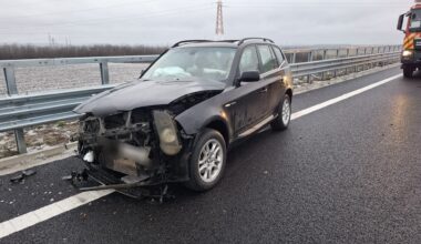 Un şofer s-a izbit de parapeţii de pe DEx12 în încercarea de a depăşi utilajele de deszăpezire. Maşina s-a făcut praf
