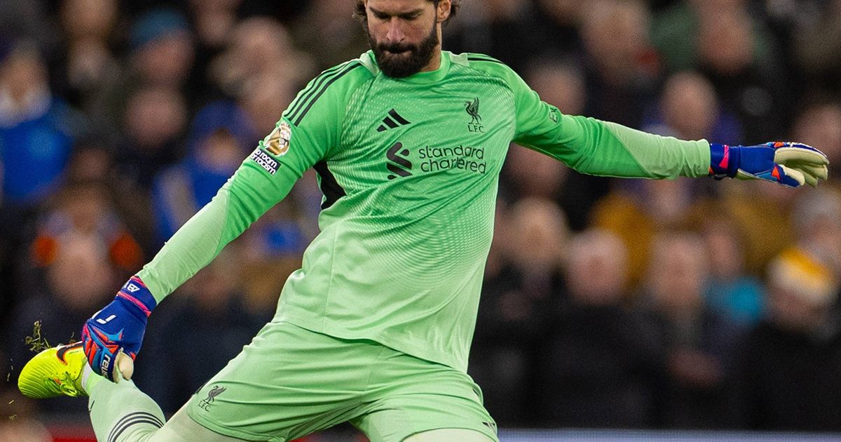 Alisson, gafă de amatori. FOTO: Portarul lui Liverpool a fost aproape să încaseze un gol după o greșeală nepermisă » Reacțiile fanilor: „E încă mahmur”