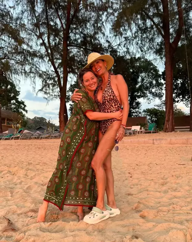 anca turcasiu si laura cosoi in thailanda