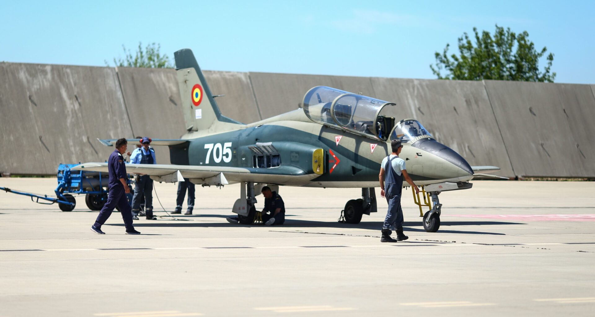 Singura fabrică de avioane militare din România, în pericol de închidere. Miruță: S-a întâlnit un prost cu un șmecher