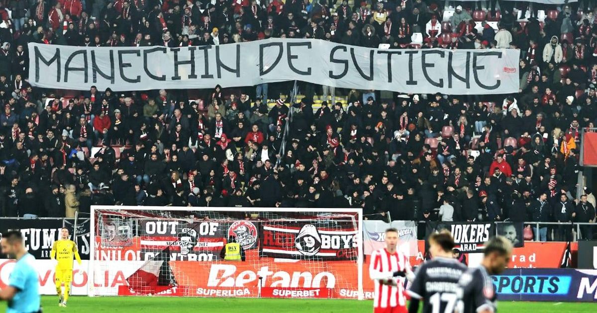 Bannere rasiste la UTA - Rapid / Arădenii au afișat mai multe mesaje discriminatoare: „Lui Șucu îi plac grifonii, nu ciorile, de fapt”