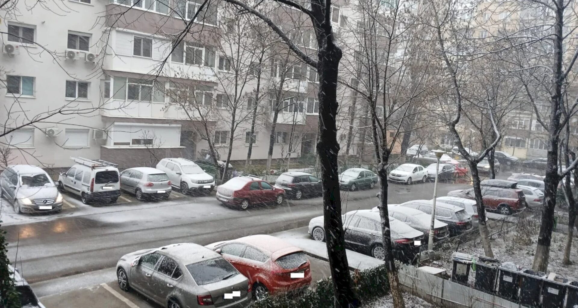 B365 - FOTO | Situații nebunești provocate în București de criza căldurii. Într-un bloc din oraș, cine deschide geamurile e amenințat cu poliția • LA MINE-N CARTIER