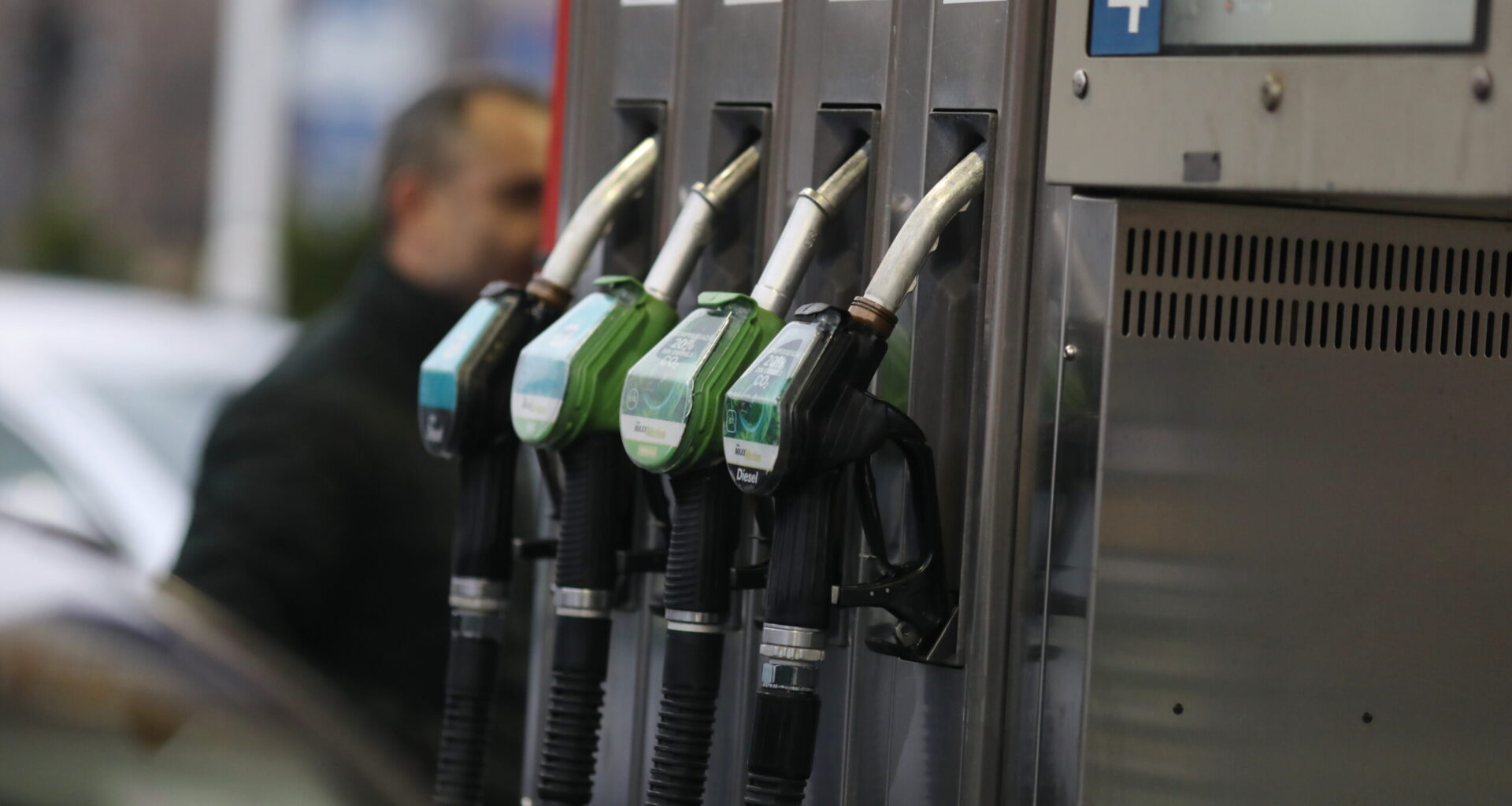 Cât îi costă pe români un plin la mașină, în ianuarie 2026, la un rezervor de 50 de litri