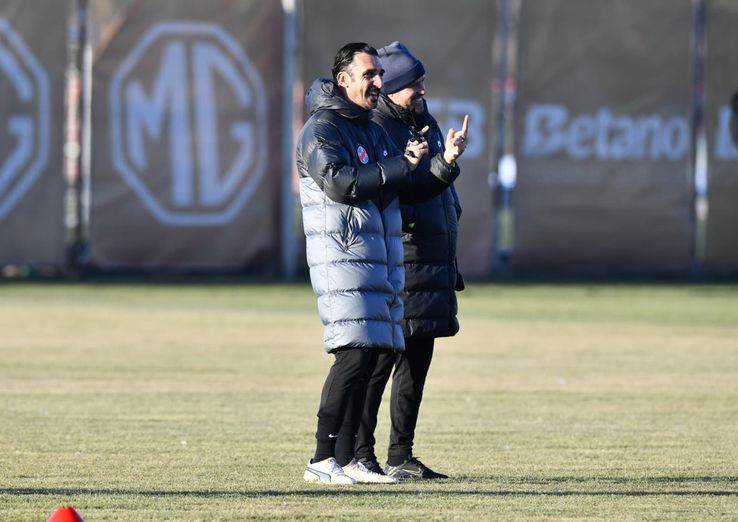 Elias Charalambous și Mihai Pintilii la antrenamentul oficial înaintea meciului FCSB - Fenerbahce. FOTO: Cristi Preda (GSP)