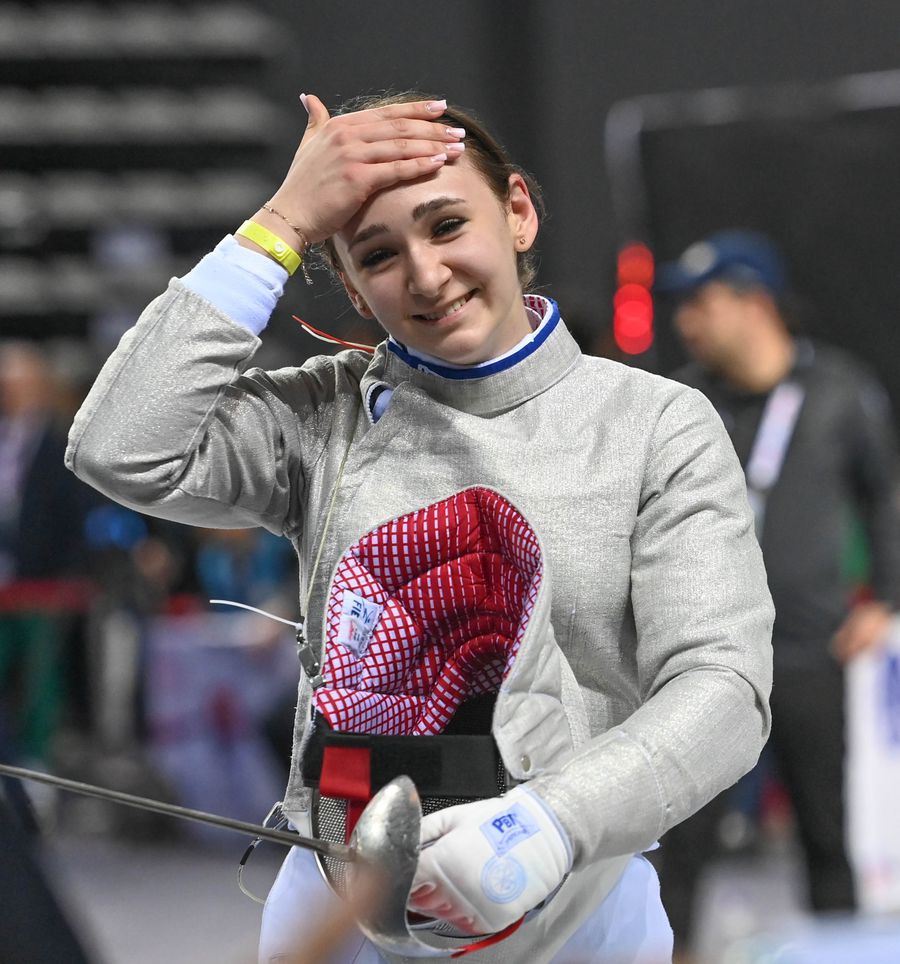 Fete cu mască de oțel: cum se trăiește adolescența printre arme și asalturi