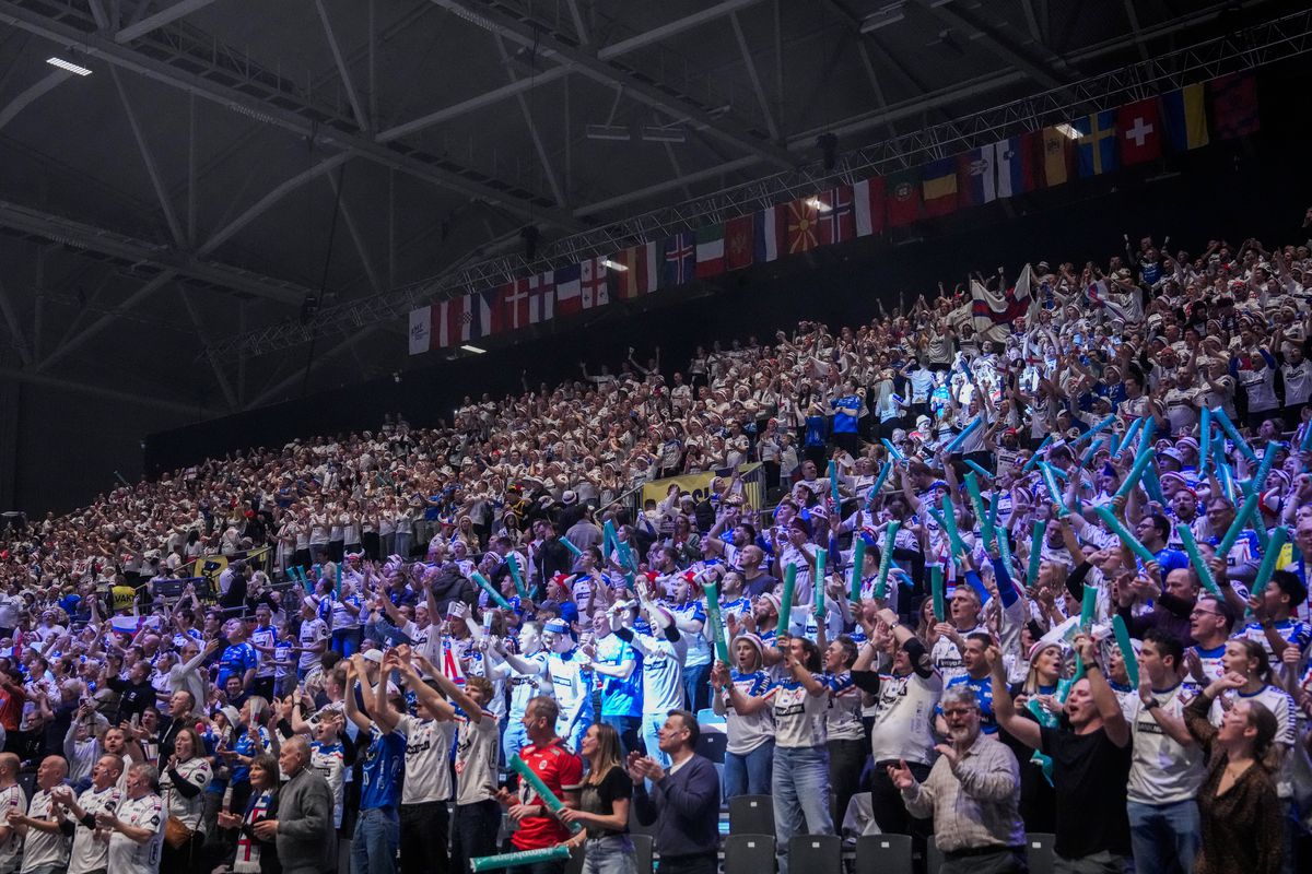 10% din cetățeni au părăsit țara și au umplut o sală la peste 1000 km distanță!