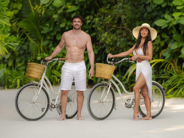 Nicole de la Pussycat Dolls, spectaculoasă la 47 de ani, într-un bikini alb. Fericită și îndrăgostită, cu logodnicul în Maldive