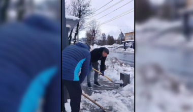 Imagini rare! Președintele liderului din Liga 2 a scos lopata și a venit la deszăpezit cu antrenorul și căpitanul