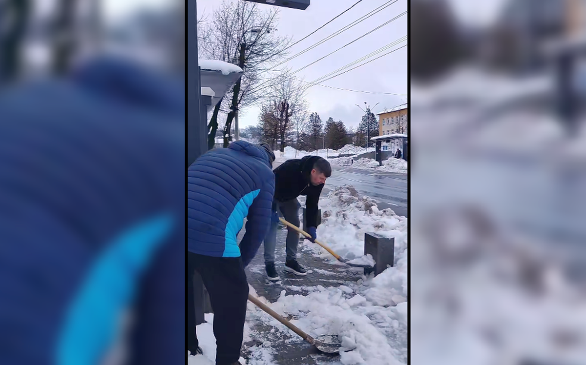 Imagini rare! Președintele liderului din Liga 2 a scos lopata și a venit la deszăpezit cu antrenorul și căpitanul