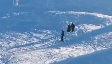 VIDEO | Imagini VIRALE de  pe o pârtie din România: O femeie în fustă, coborâtă de un jandarm din zona destinată schiorilor. ,,Pârtia de schi nu este podium de modă”