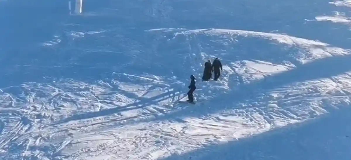 VIDEO | Imagini VIRALE de  pe o pârtie din România: O femeie în fustă, coborâtă de un jandarm din zona destinată schiorilor. ,,Pârtia de schi nu este podium de modă”