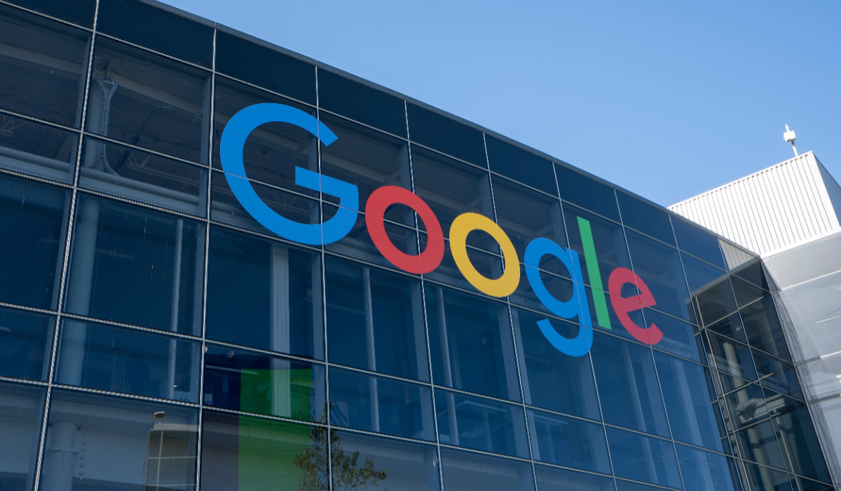 Logo-ul Google pe o clădire cu fațadă de sticlă.