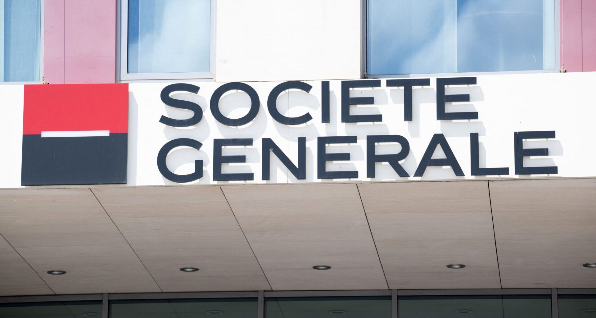 SocGen, care deţine în România BRD, una dintre...