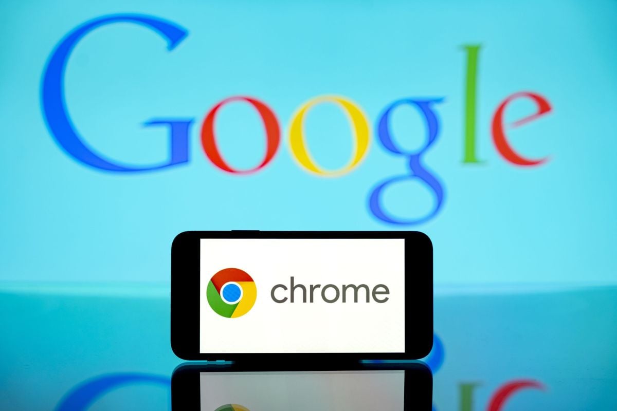 Sigla Chrome este afișată pe ecranul unui telefon mobil, cu sigla Google în fundal, decembrie 2024
