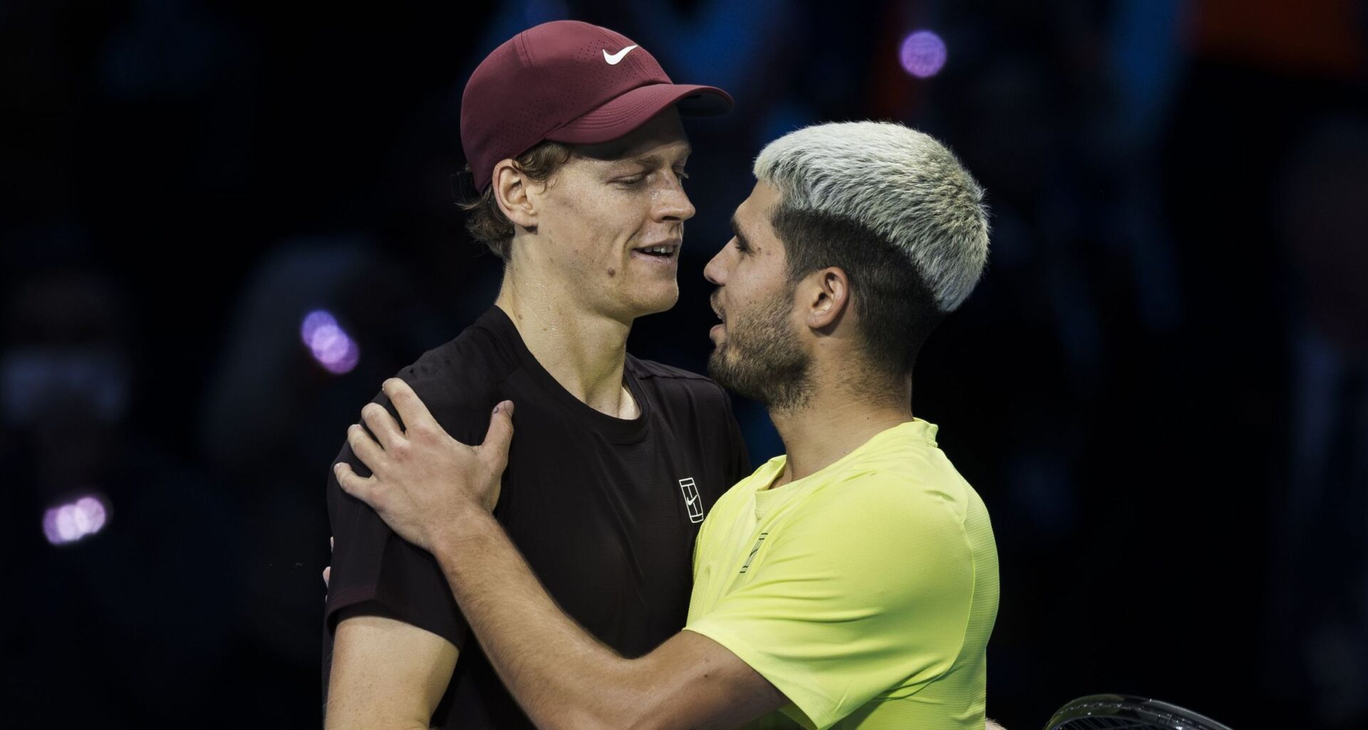 Carlos Alcaraz, victorie splendidă cu Jannik Sinner, în demonstrativul de la Seul! Punctul meciului, reușit de...un copil de mingi