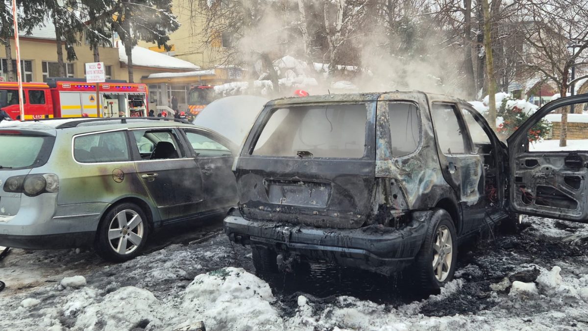 UPDATE VIDEO: INCENDIU la Alba Iulia. Două mașini cuprinse de flăcări, în zona Casei de Cultură a Sindicatelor