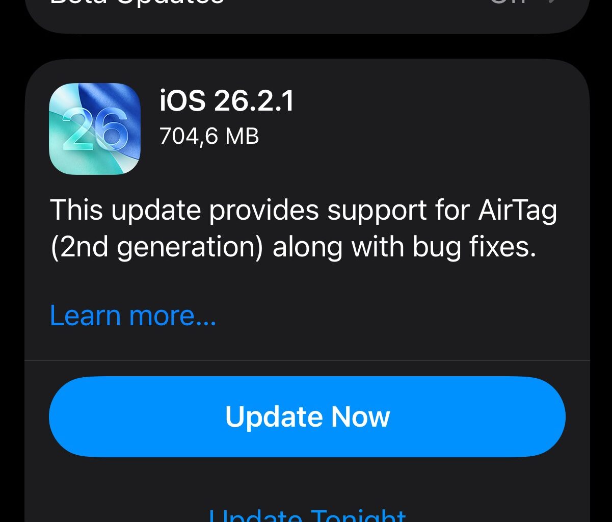 iOS 26.2.1 e un actualizare lansată de Apple în afara celor programate și vine să aducă suportul pentru proaspăt lansatul AirTag (gen2) și repară niște probleme, cel mai probabil de securitate.