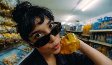 O tanara intr-un supermarket.