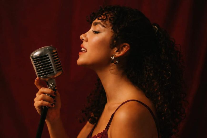 O tanara canta la microfon