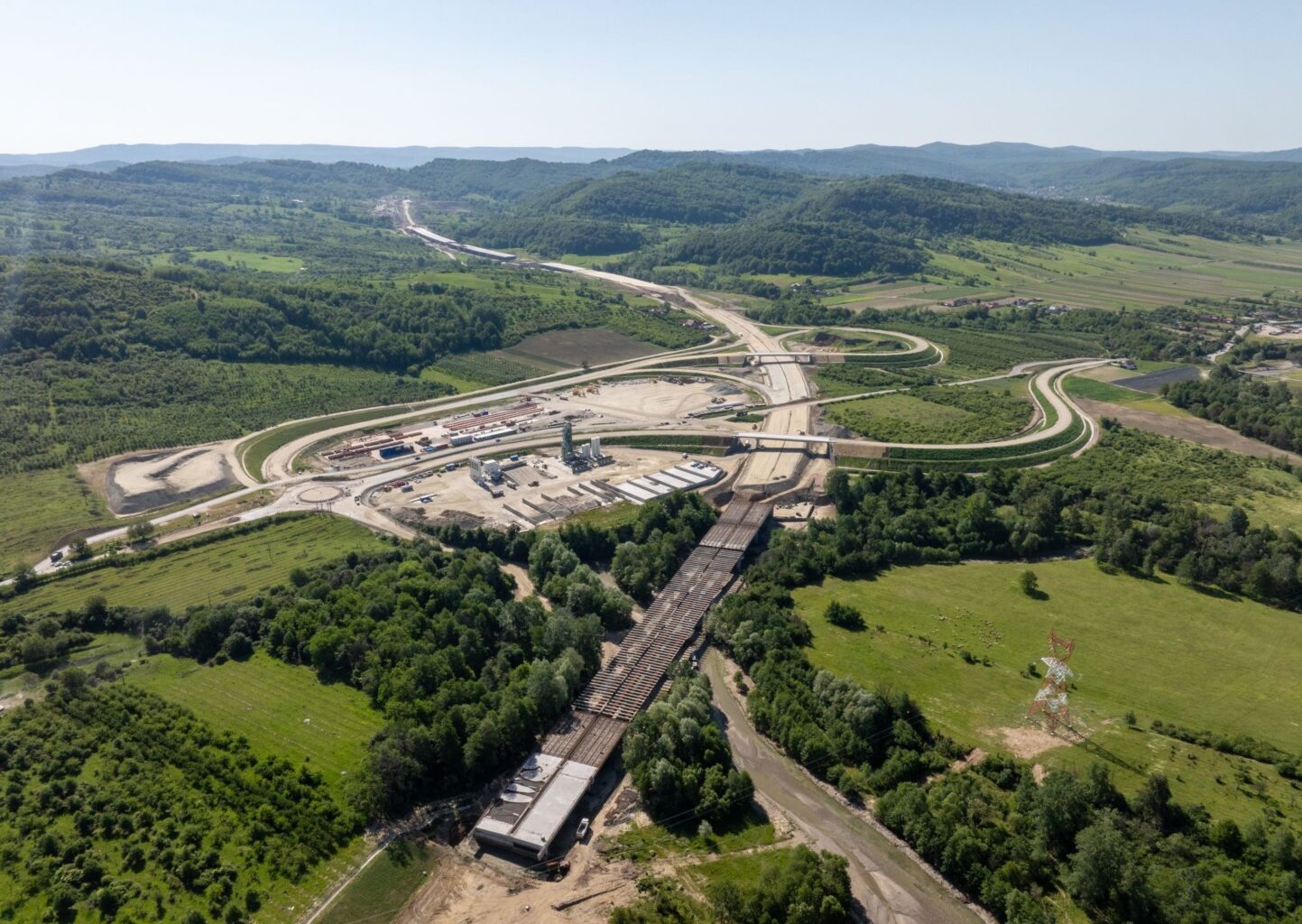 O nouă tranșă de 500 de milioane de euro pentru prima autostradă care traversează Munții Carpați
