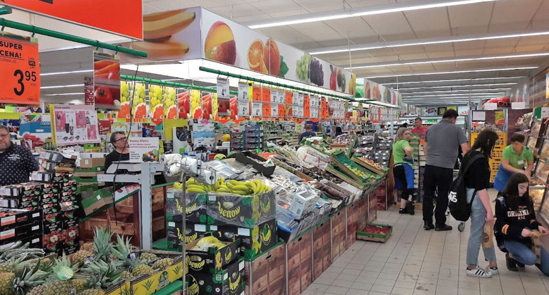 Polonia nu are programele guvernamentale de protecţie a consumatorilor faţă de inflaţie pe care le are Ungaria, însă acolo marii retaileri sunt angajaţi de mult timp într-un război atroce al preţurilor, cu promoţii şi oferte la discounturi nebuneşti. Magazinele sunt nevoite să facă aşa din cauza specificului pieţei poloneze: este cea mai mare din regiune şi una dintre cele mai mari din Uniunea Europeană, însă consumatorii sunt prudenţi, se ghidează în funcţie de preţ şi promoţii.