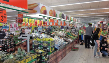 Polonia nu are programele guvernamentale de protecţie a consumatorilor faţă de inflaţie pe care le are Ungaria, însă acolo marii retaileri sunt angajaţi de mult timp într-un război atroce al preţurilor, cu promoţii şi oferte la discounturi nebuneşti. Magazinele sunt nevoite să facă aşa din cauza specificului pieţei poloneze: este cea mai mare din regiune şi una dintre cele mai mari din Uniunea Europeană, însă consumatorii sunt prudenţi, se ghidează în funcţie de preţ şi promoţii.