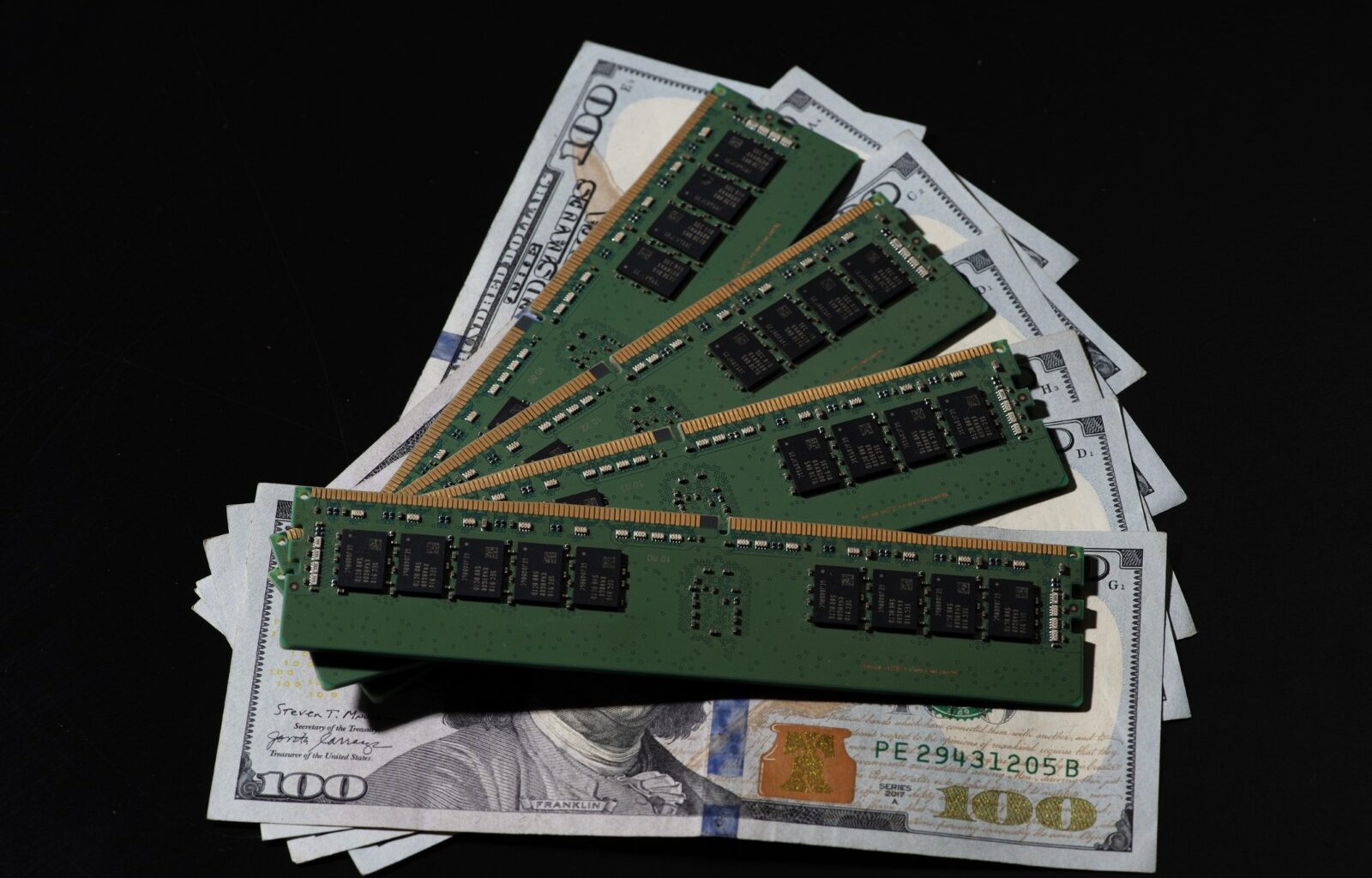 Director general al unei companii IT: Criza globală de cipuri de memorie, alimentată de inteligența artificială, va continua până în 2027