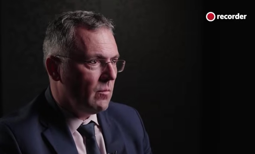 Imediat după instaurarea regimului comunist, s-au creat „comisii de evaluare” a judecătorilor