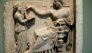 Pe o statuie din Grecia antică a fost observat un obiect din viitor. Acum este folosit zilnic