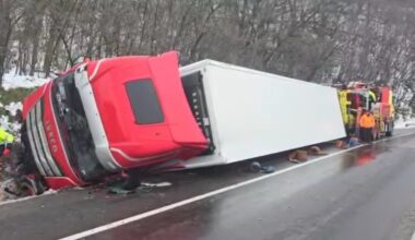 Un tir încărcat cu lămâi s-a răsturnat. Jandarmii îl păzesc, să nu fure localnicii marfa. "Mai mulți au spus că sunt jamboane, că e carne de porc. Sunt lămâi, sunt bune și alea"