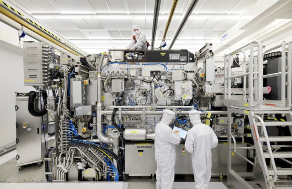 China sparge bariera în industria globală de semiconductoare. Lucrează la un prototip de litografie dezvoltat cu ajutorul foștilor ingineri ASML