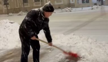 Primarul Clujului s-a trezit la ora 04.00 să curețe trotuarul de zăpada. "Este o obligație civică, de bun-simț, dar și o obligație legală. Colegii mei vin cu chitanțierul" VIDEO