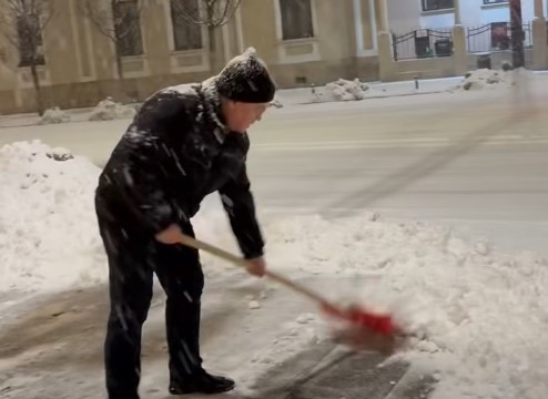 Primarul Clujului s-a trezit la ora 04.00 să curețe trotuarul de zăpada. "Este o obligație civică, de bun-simț, dar și o obligație legală. Colegii mei vin cu chitanțierul" VIDEO