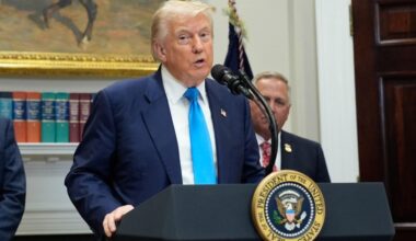 Jon Stewart ironizează „războiul pentru petrol al lui Trump”. Satiră la cel mai înalt nivel în televiziunea americană VIDEO