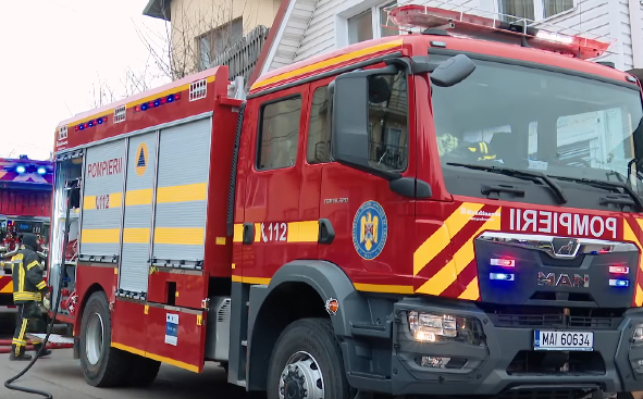 Incendiu de amploare în București. Mai multe locuințe și anexe au fost cuprinse de flăcări. Două persoane au primit îngrijiri medicale FOTO