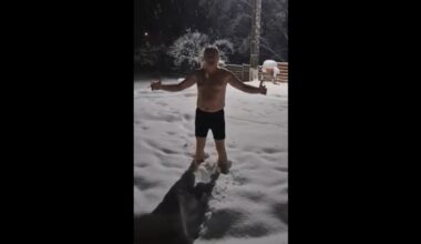 Fost șef ANAF, baie în zăpadă, la bustul gol. ''După două zile fără energie electrică'' VIDEO