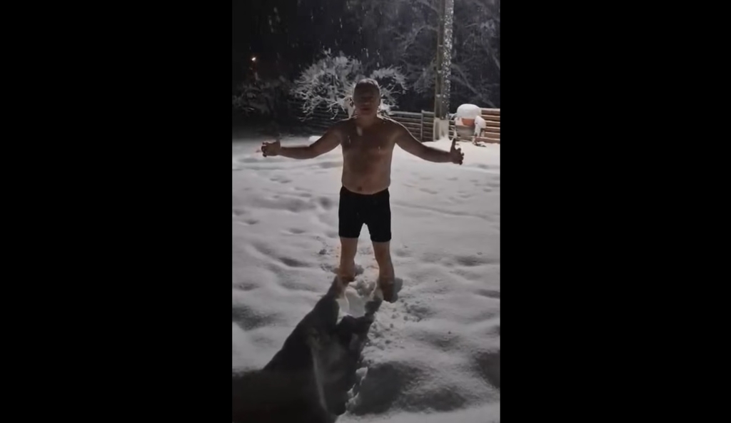 Fost șef ANAF, baie în zăpadă, la bustul gol. ''După două zile fără energie electrică'' VIDEO