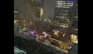 Incendiu la o patiserie din Capitală. Flăcările ar putea ajunge la imobilele din apropiere