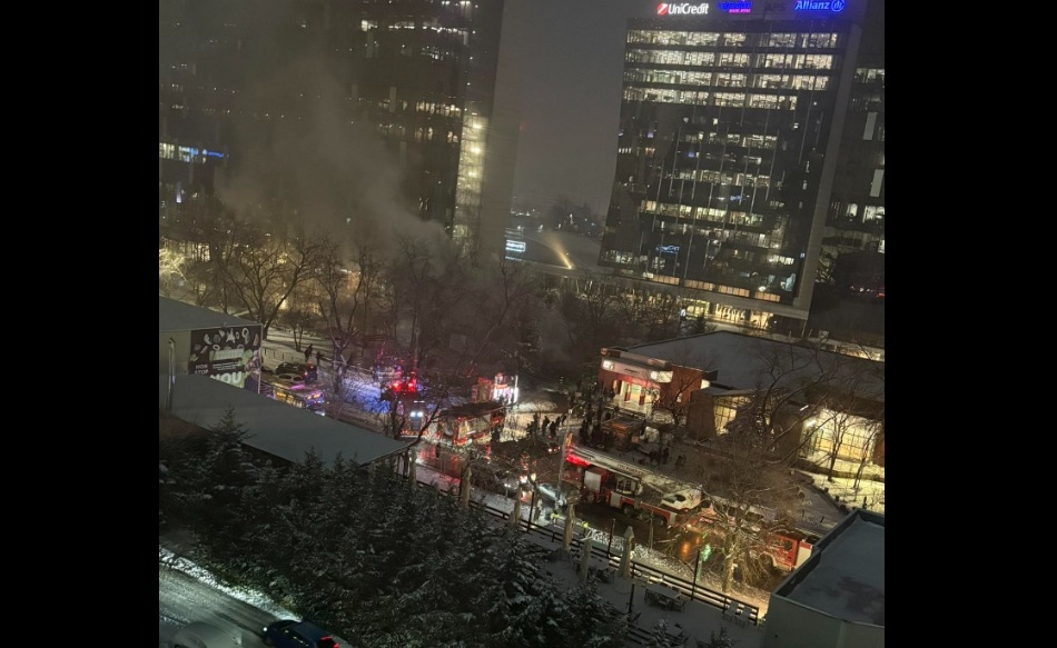 Incendiu la o patiserie din Capitală. Flăcările ar putea ajunge la imobilele din apropiere