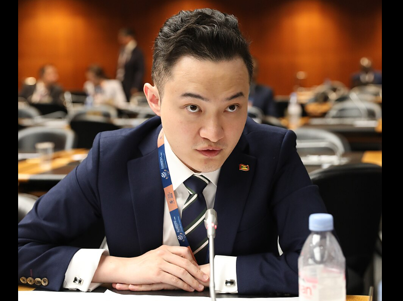 Miliardarul care a plătit 4,6 milioane de dolari pentru un prânz cu Buffett spune că ar da 30 de milioane de dolari pentru o oră cu Musk. Cine este Justin Sun