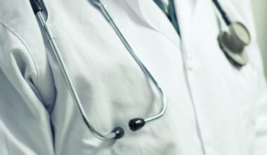 Schimbare majoră pentru medicii de familie din 2026. Guvernul taie plata per pacient și crește decontarea pe consultații