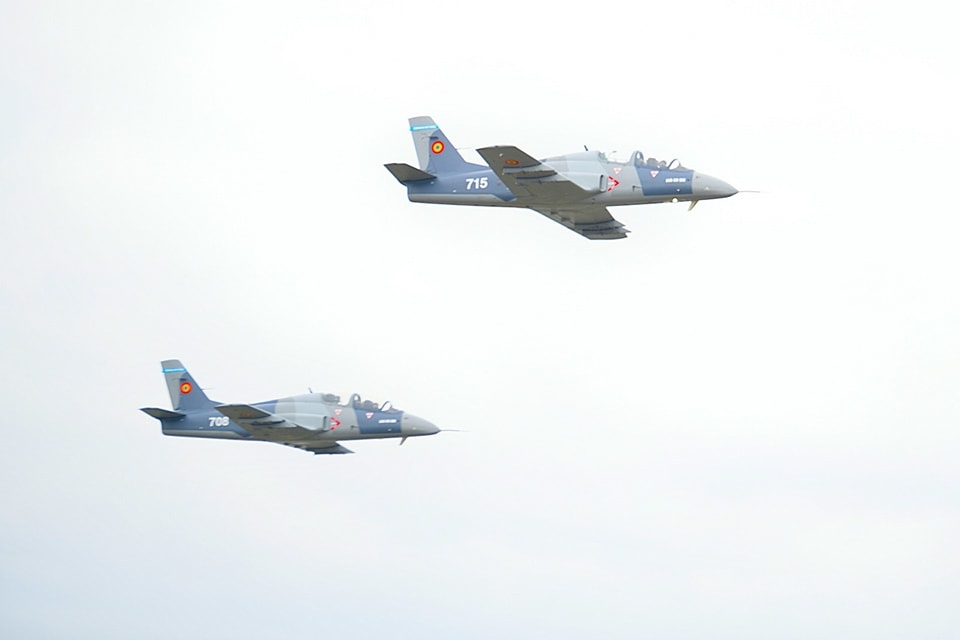 Singura fabrică de avioane militare din România s-ar putea închide, după ce nu a putut onora comanda pentru MApN. "S-a întâlnit un prost cu un șmecher", spune ministrul Miruță