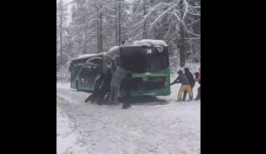 Imagini cu un autobuz împins de călători spre Poiana Brașov, după ce a rămas împotmolit în zăpadă VIDEO